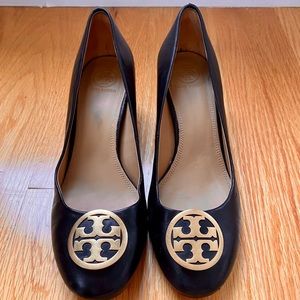 Tory Burch Logo Medallion Pumps